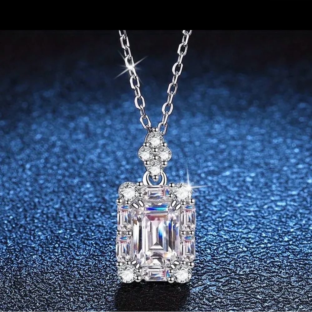 1 carat Moissanite diamond necklace NWOT
